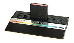 /dateien/uh60441,1265974991,250px-Atari2600jr