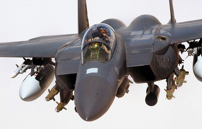 /dateien/uh60626,1266650311,800px-RAF F-15E Strike Eagle Iraq 2004