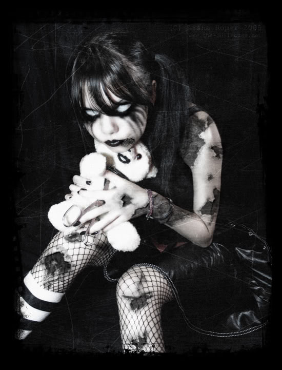 /dateien/uh60831,1285696406,x09-dark-gothic-girl-with-teddy-bea