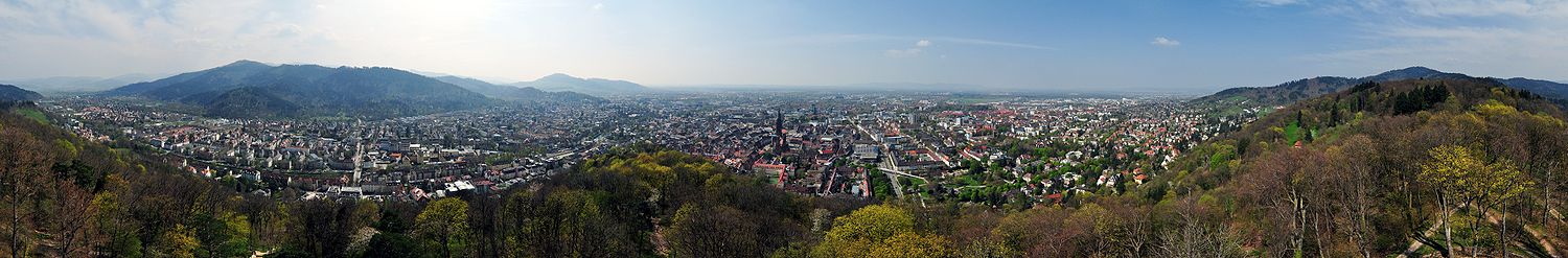 /dateien/uh64899,1281604619,1500px-Freiburg Schlossberturm Panorama 2010