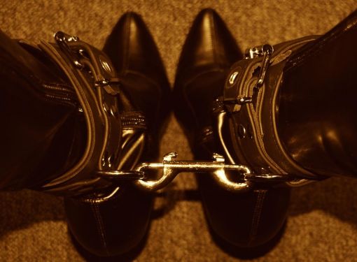 /dateien/vo55537,1267551086,Erotik-Stiefel-leder-Fesseln-Chained-Schwarz-Makro-510x510