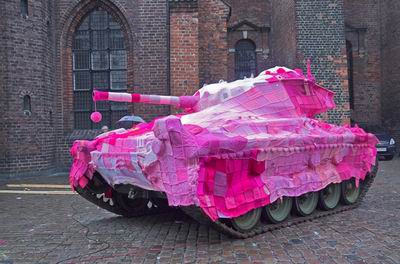 /dateien/vo56433,1252604582,pink-panzer