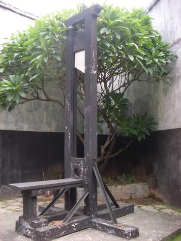 /dateien/vo64417,1280238349,p236238-Hanoi-French Guillotine