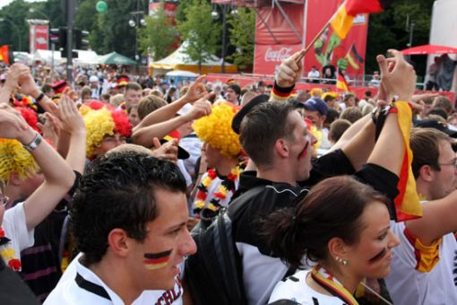 /dateien/vo66545,1286485019,gesicht-Deutschland-Fahne-Flagge-berlin fanmeile TR 03489-Schwarz-Streetlife-510x510