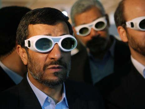 /dateien/vo69106,1293741742,Ahmadinejad-brille-14878531-qftemplateIdrenderScaledpropertyBildheight349