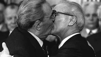 socialist kiss brezhnev honecker 1979 sm