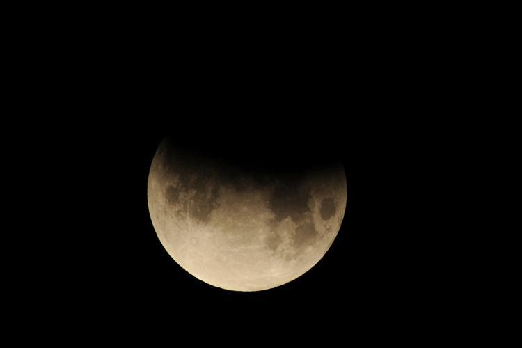 partial-eclipse-moon2