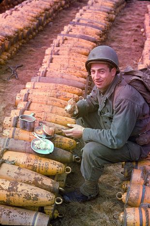 American20soldier20eating20his20dinner20