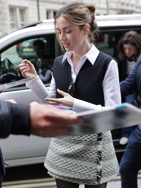 Ana sta firmando 1 - Copy 2