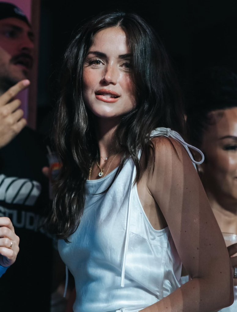 ana en el concerto bad bunny - Copy