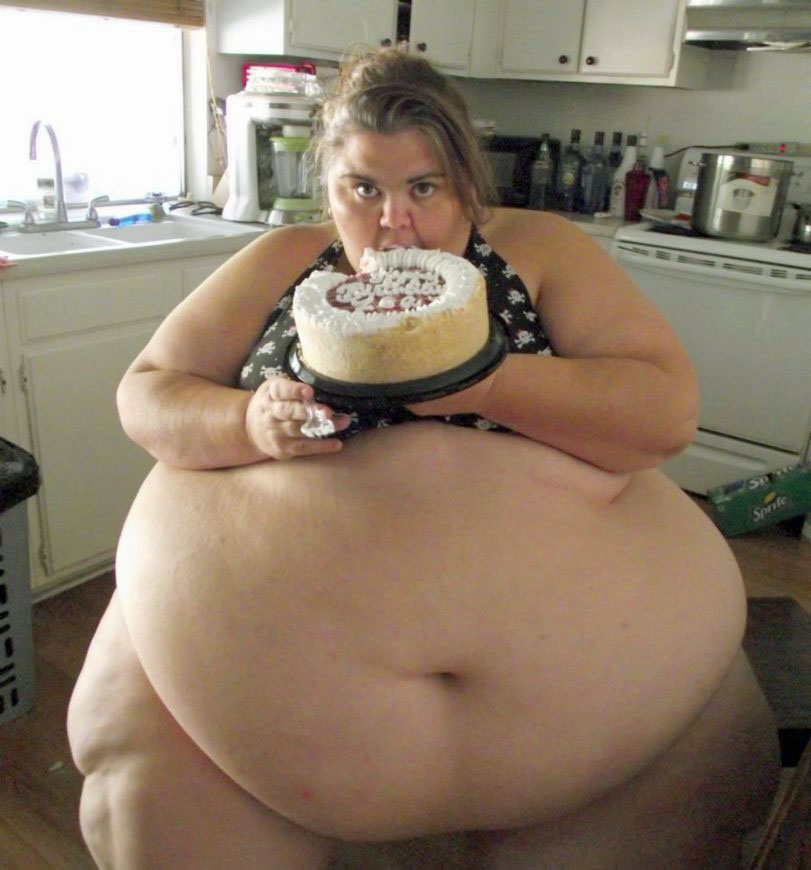 Fett-Frau-mit-extremen-Bauch-isst-Torte-