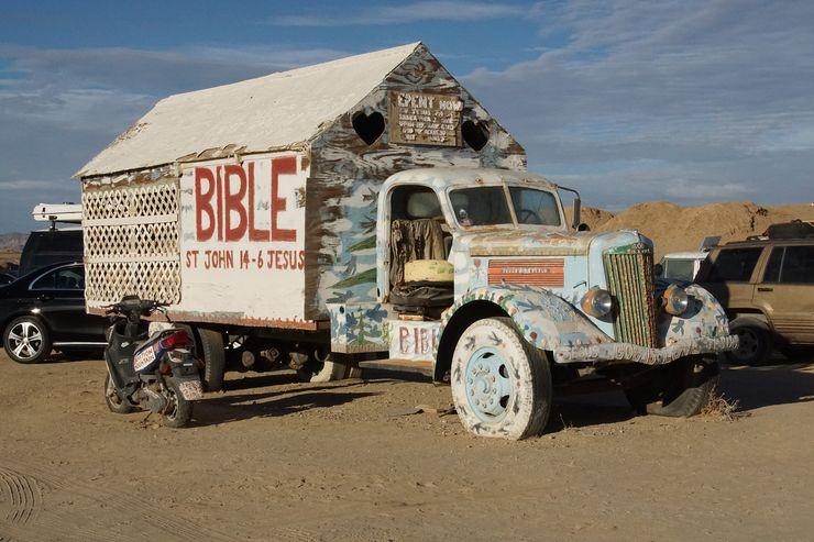 Salvation-Mountain-Cars-1939er-White-Tru