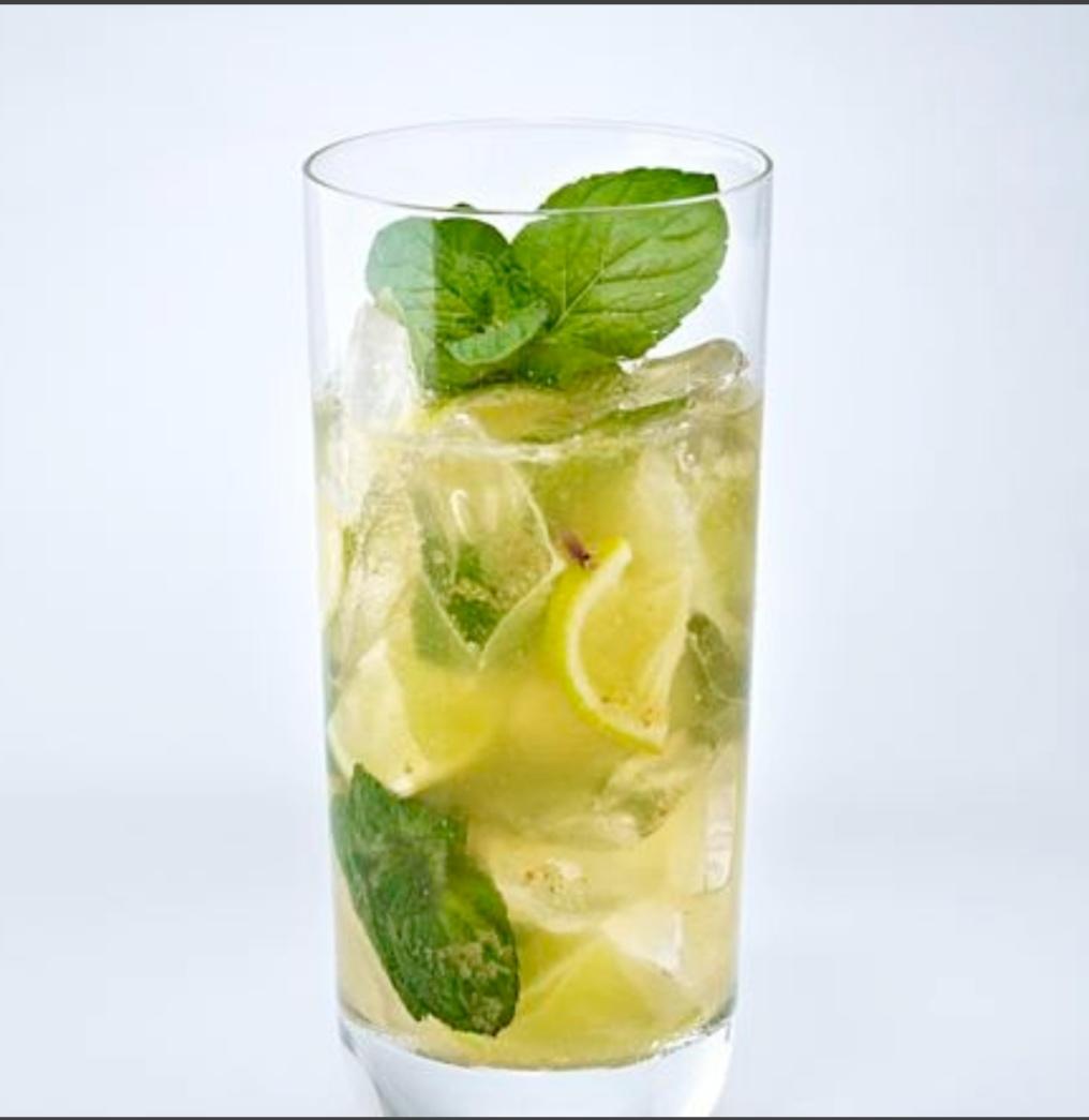 Коктейли с самбукой рецепты. Мохито 2019 Мохито. Mojito Classic Cocktail. Ананасовый Мохито. Мохито пина Колада.