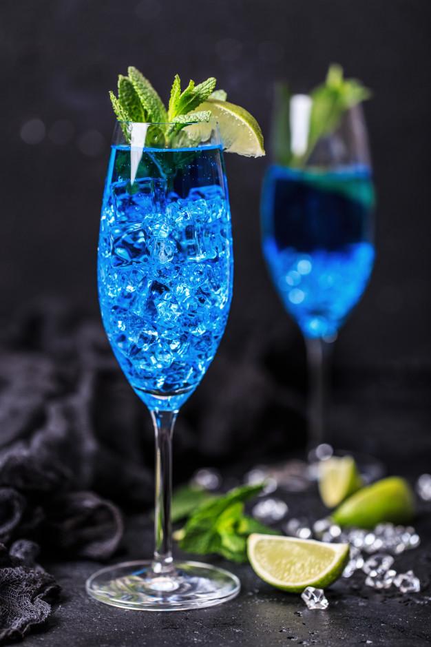 cocktailglas-mit-dem-blauen-hawaii-blaue