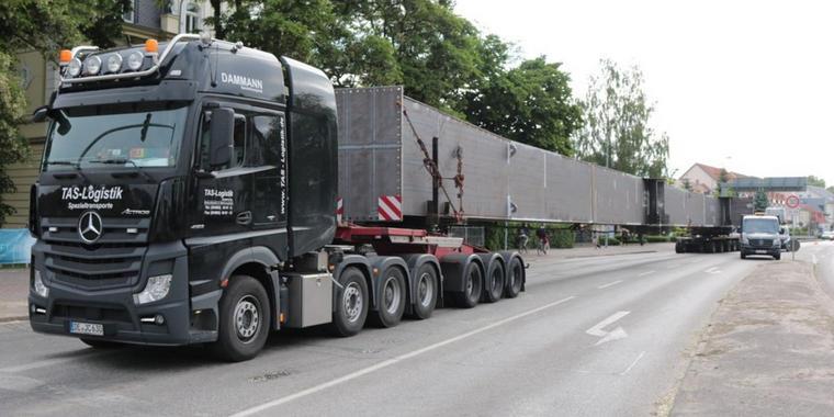 Schwerlasttransporter-blockiert-Greifswa