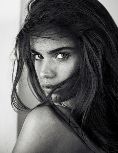 Sara Sampaio bw 2