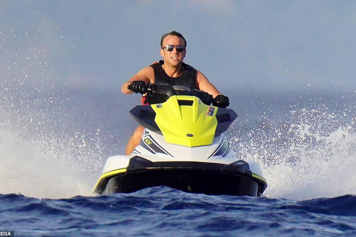Macron auf Motorboot - Copy