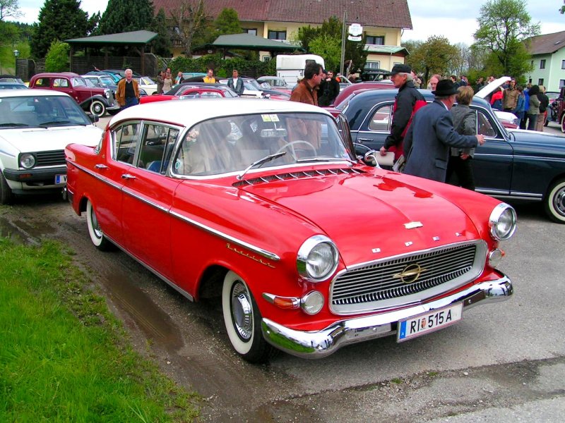 opel-kapitaen-am-sammelplatz-zur-oldtime