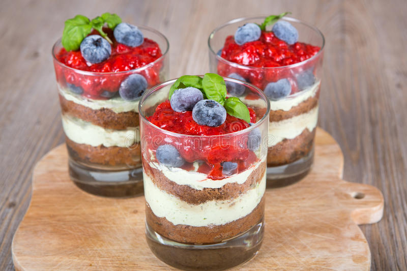 suesser-nachtisch-tiramisu-mit-erdbeere-