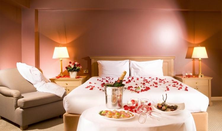 schlafzimmer-romantisch-deko-rosen-sekt-