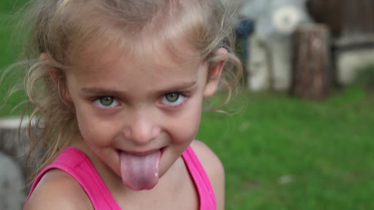 kleines-mC3A4dchen-hustet-und-zeigt-ihre