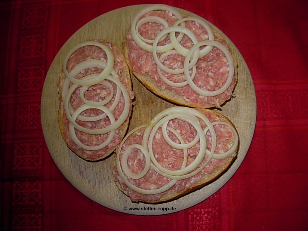 Mettbroetchen-mit-Zwiebeln-1