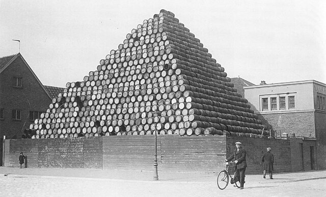 640px-Gestapelde tonnen Zeesluisweg 28li