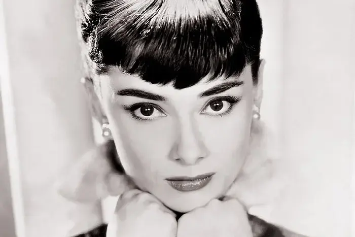 53340-audrey-hepburn-stilikone-mit-herzi.webp