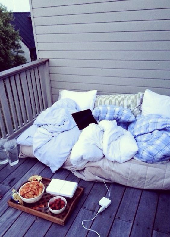 16-throw-a-large-mattress-on-the-balcony