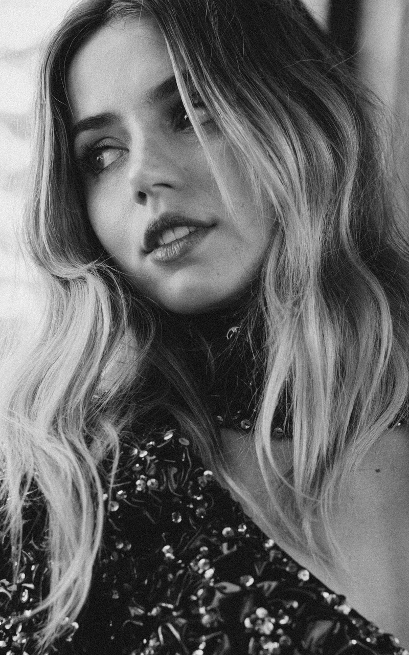 ana-de-armas-black-and-white-photoshoot-