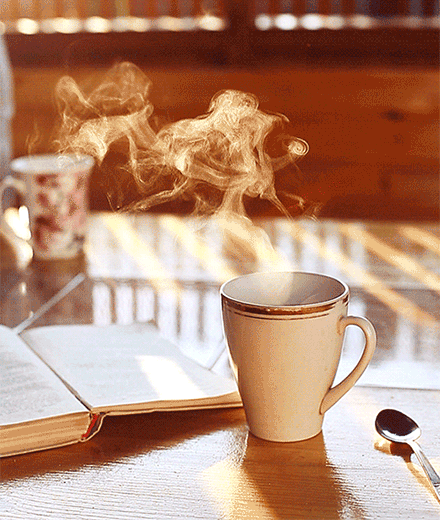 tres-click-kaffee-tasse-buch-tisch-dampf