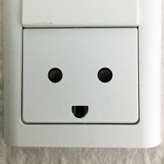 Reiseadapter-Steckdosenadapter-Typ-K-Ste