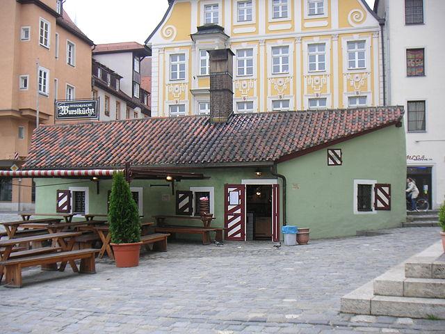 640px-Regensburg Historische Wurstkuchl 
