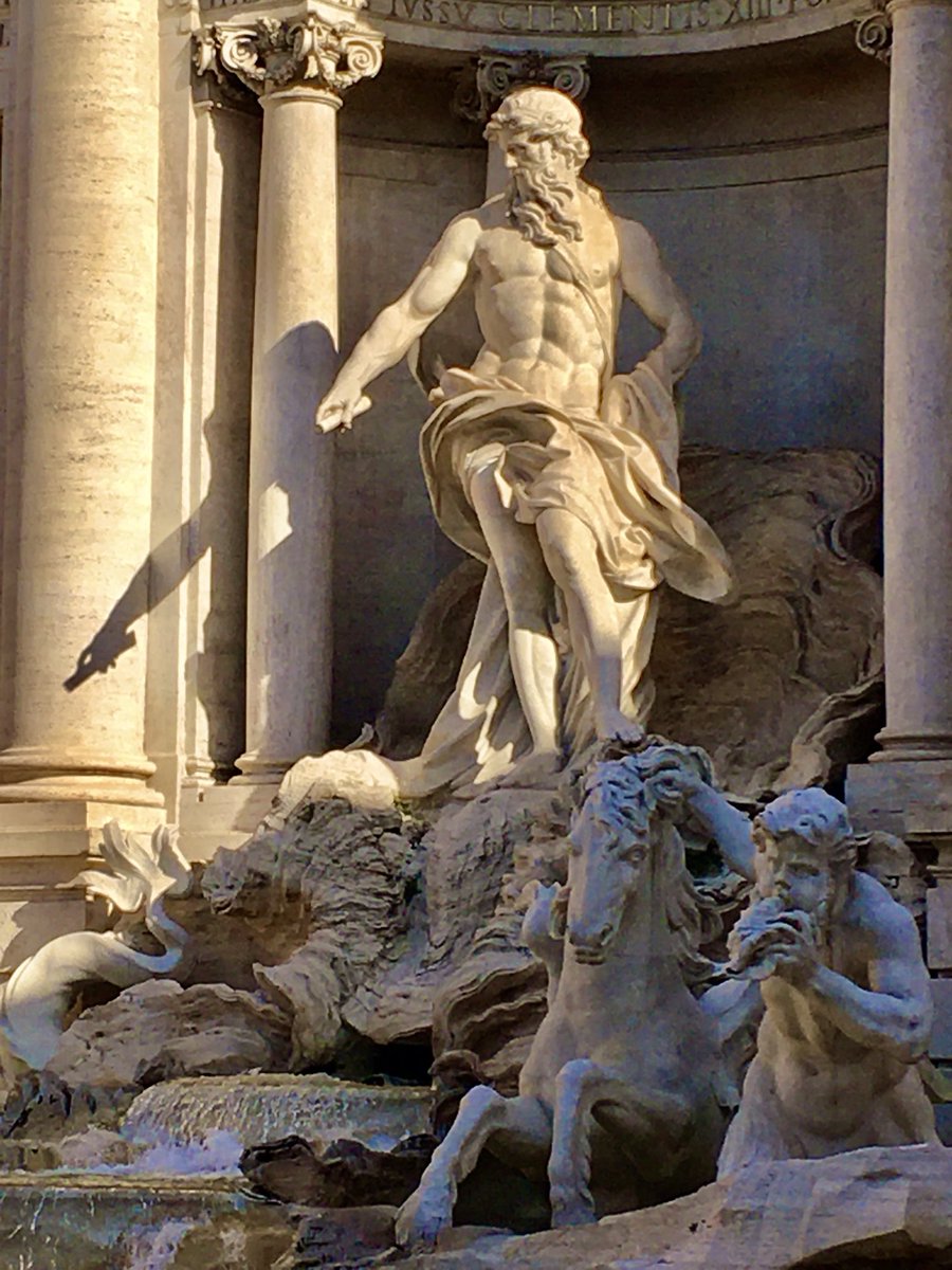 Fontana di Trevi nella luce del primo ma