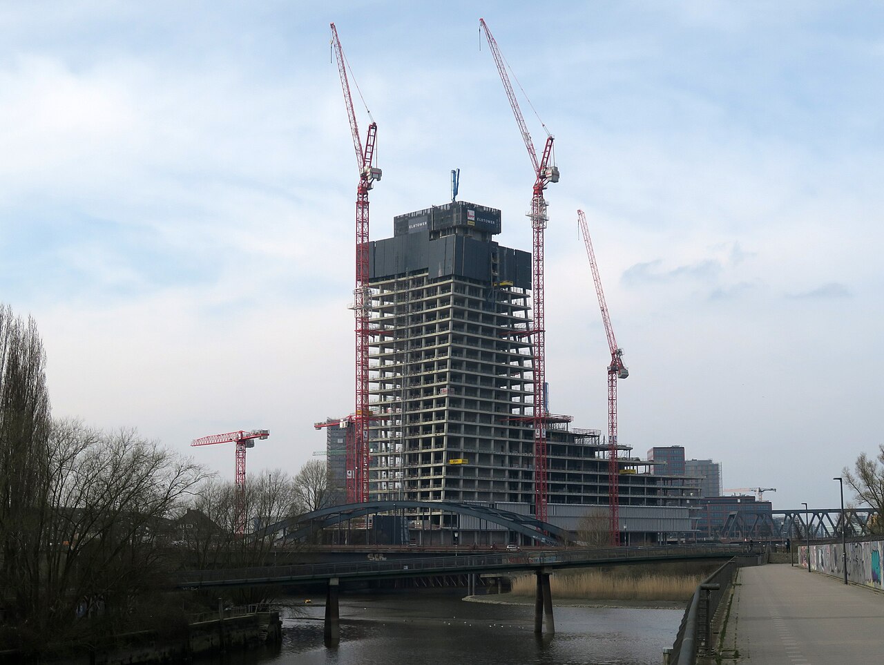 1280px-Elbtower Westseite.Mrz 2024.nnw