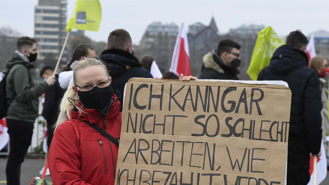 24135437-demonstrantin-beim-verdi-warnst