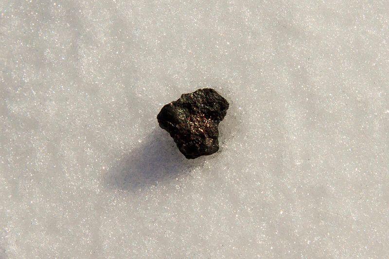 800px-Chebarkul meteorite sample on lake