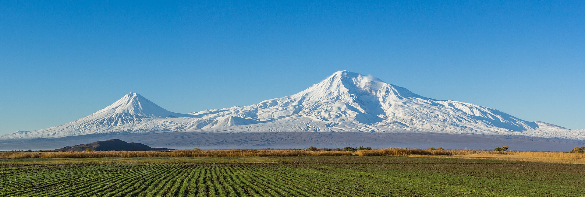 1920px-Mount Ararat and the Araratian pl