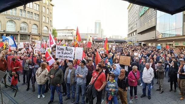 menschen-bei-einer-kundgebung-von-essen-