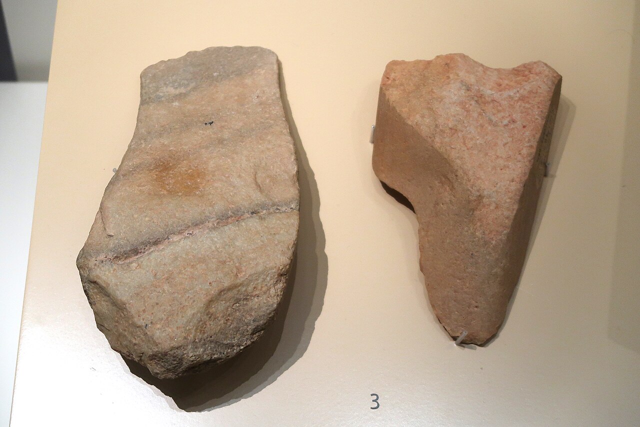 1280px-Paleolithic Cleavers. Gimpo2C Gye