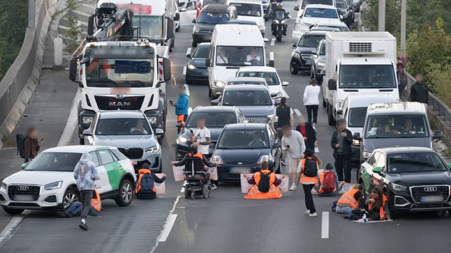 aktivisten-auf-der-a100-sie-bremsten-den