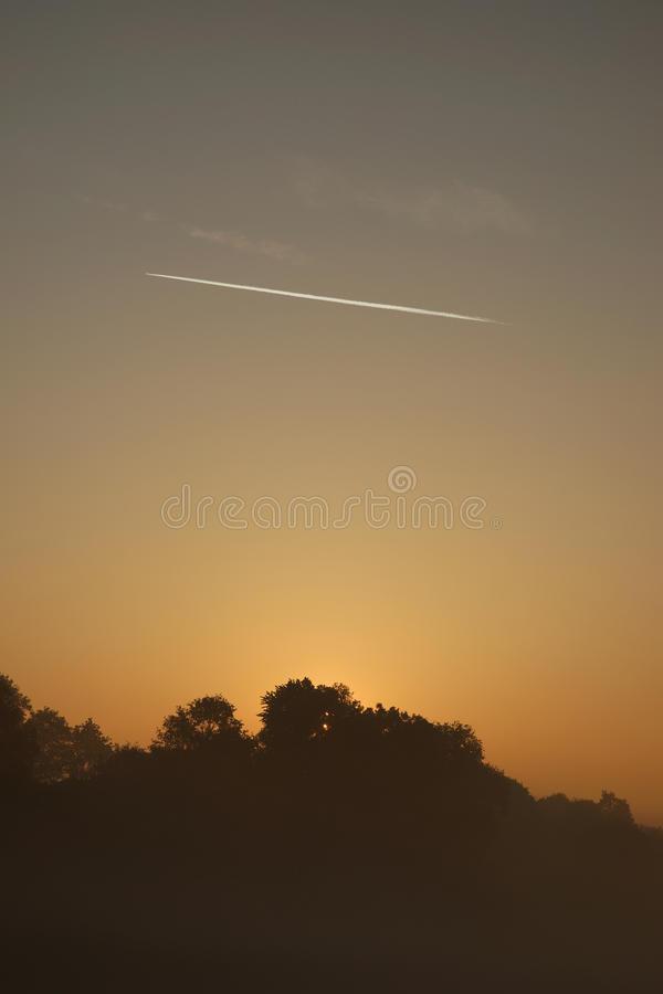 kondensstreifen-bei-sonnenaufgang-557844