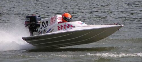 500px-Motorbootdreikant crop