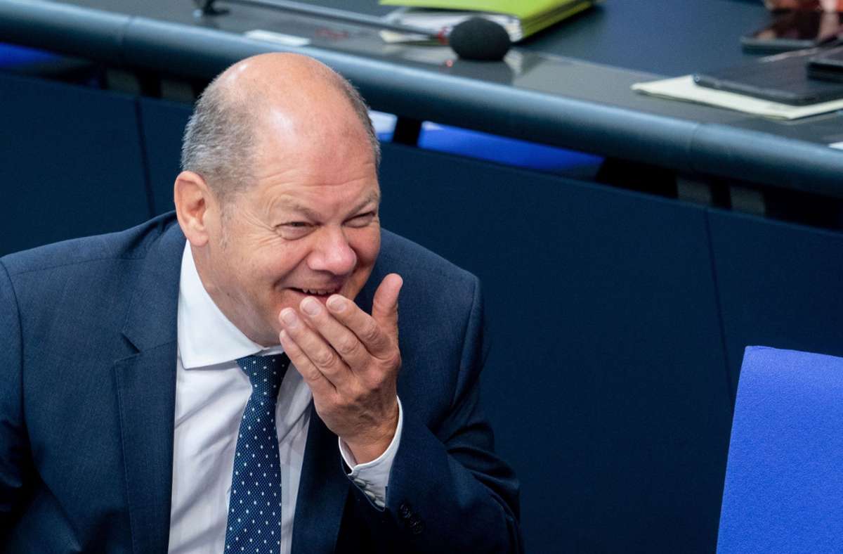 Olaf Scholz grinst und 2 - Copy