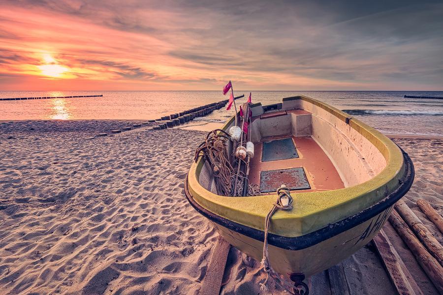 eq1qepdbodjf Fischerboot am Strand