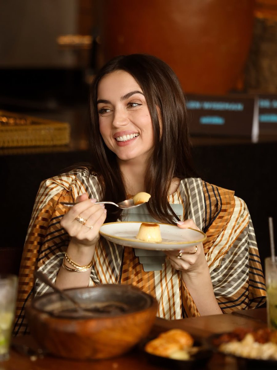 ana sta mangiando - Copy