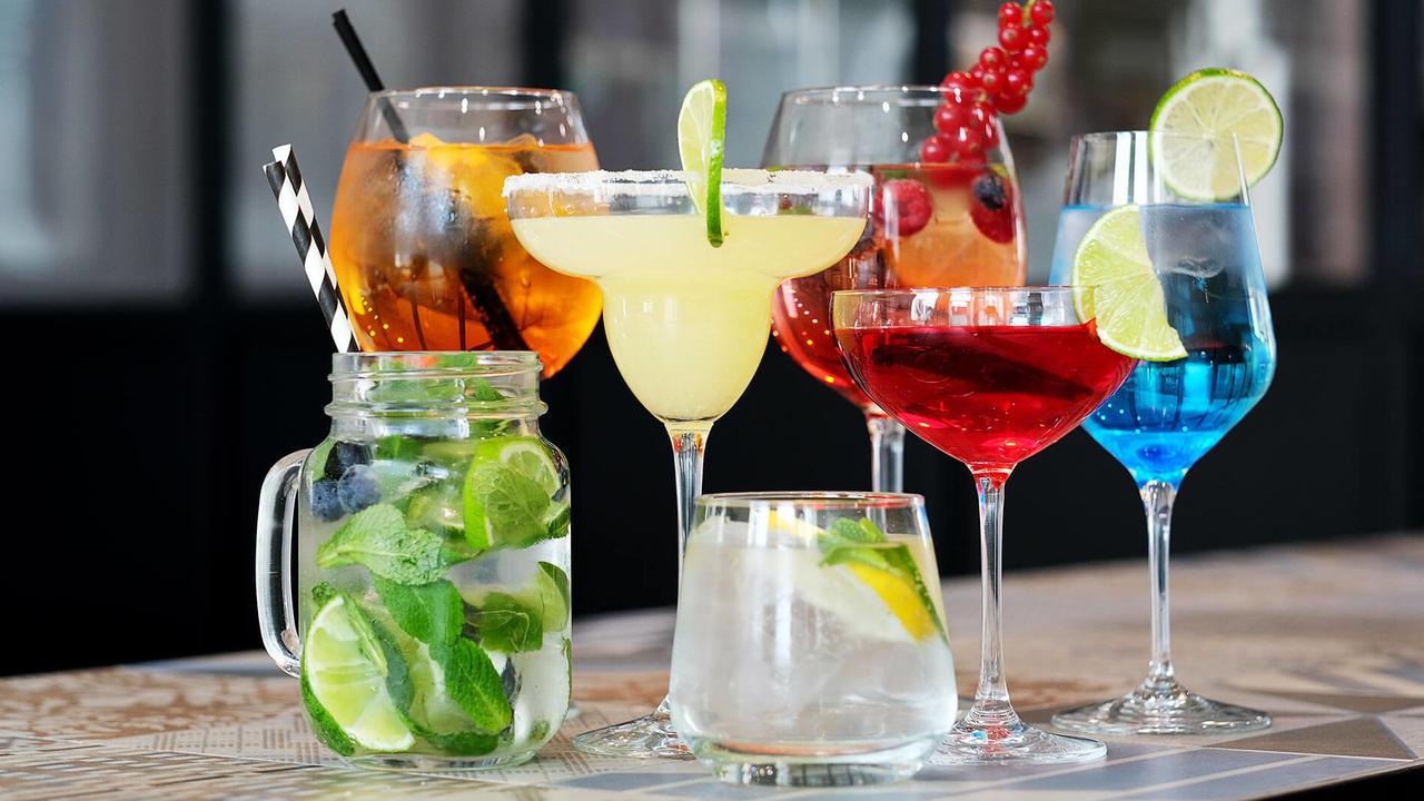 30-different-cocktails-on-bar