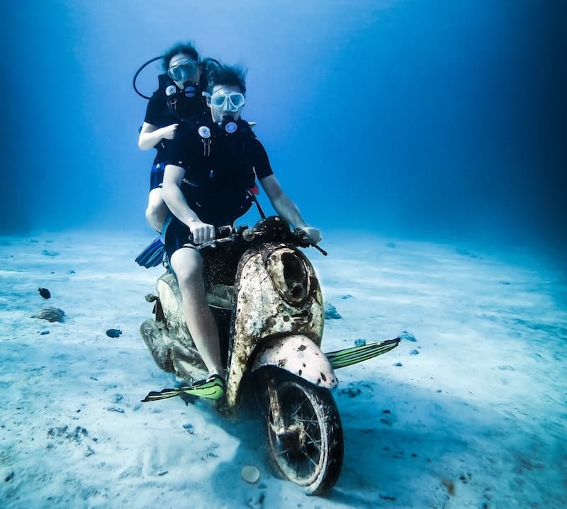 frans-daniels-unsplash-learn-to-scuba-di