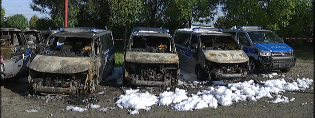 brandanschlag-polizeiautos-100-resimage 