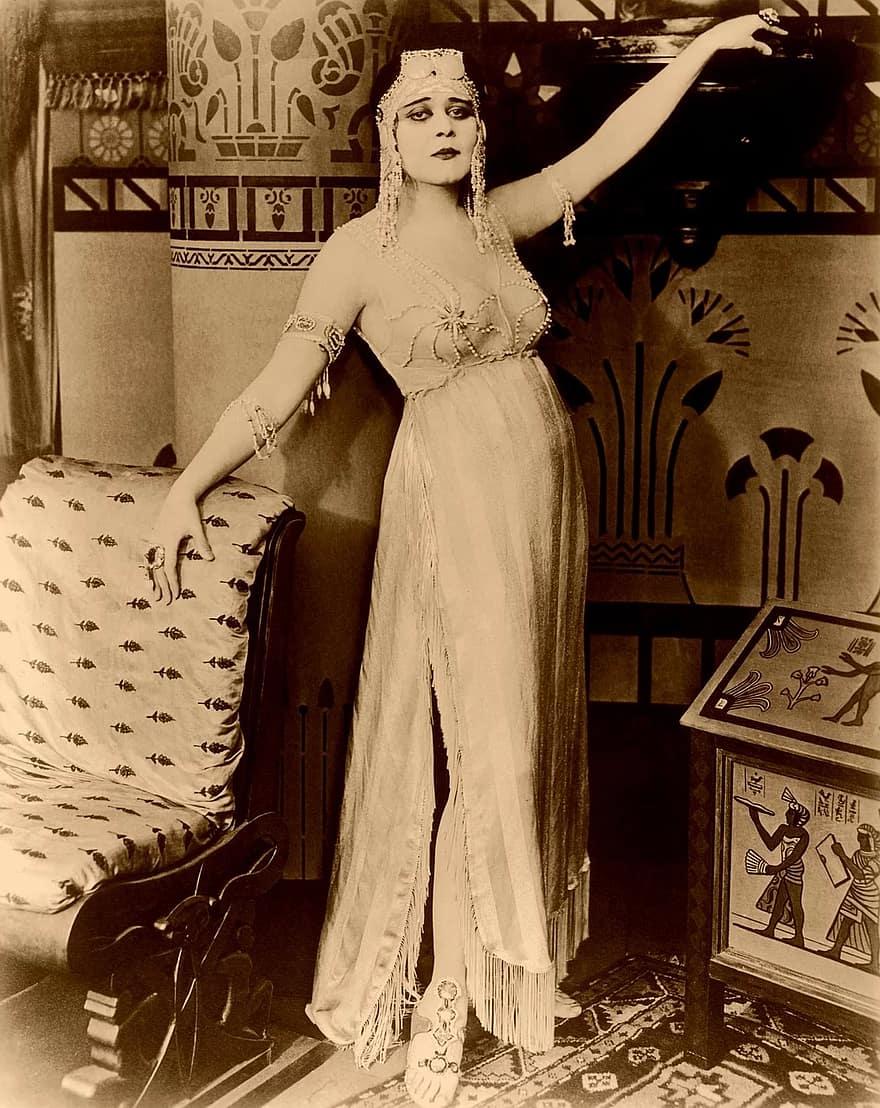 cleopatra-theda1917